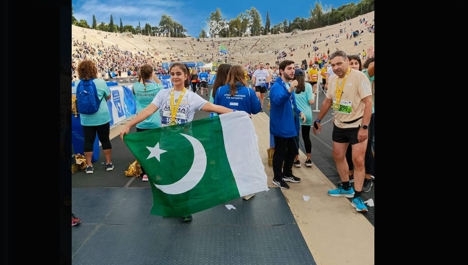 یونان میں پاکستانی پرچم لہرانے پر پاکستانی خاتون صحافی مونا خان گرفتار