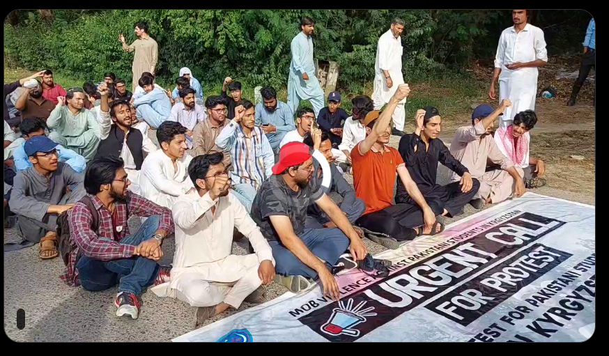 اسلام آباد میں کرغستان سفارتخانے کے باہر احتجاج،