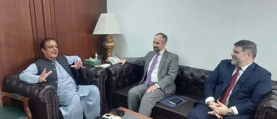 شبلی فراز سے امریکی سفارتخانہ کے ڈپٹی پولیٹکل کونسلر کرسٹوفر جے براؤن کی پارلیمنٹ ہاؤس میں ملاقات