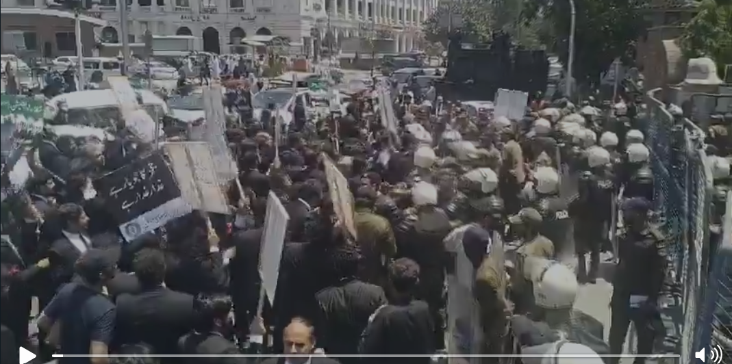 جی پی او چوک میدان جنگ بن گیا، وکلا،پولیس آمنے سامنے، لاٹھی چارج،گرفتاریاں