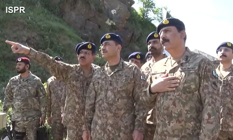 آرمی چیف نے اگلے مورچوں پر تعینات فوجی جوانوں کے ساتھ عید  منائی