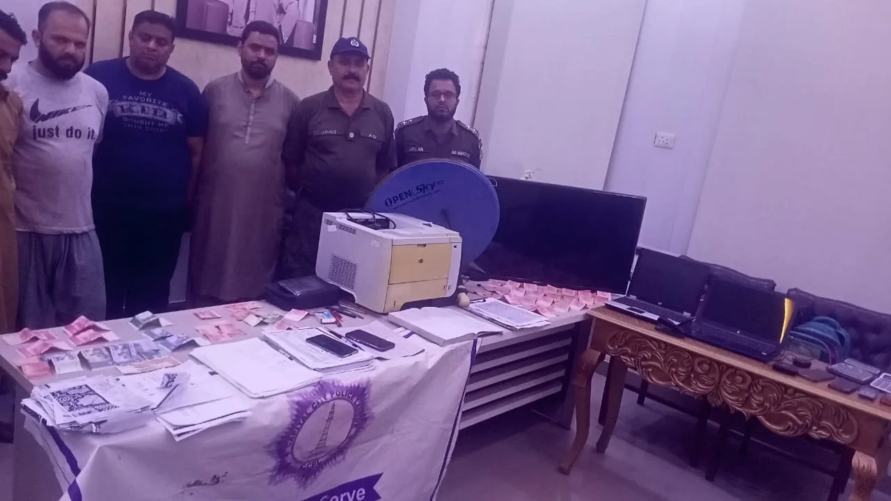 مون بٹ بک میکر کے ڈیرے پر چھاپہ،چار جواری گرفتار،مون بٹ فرار