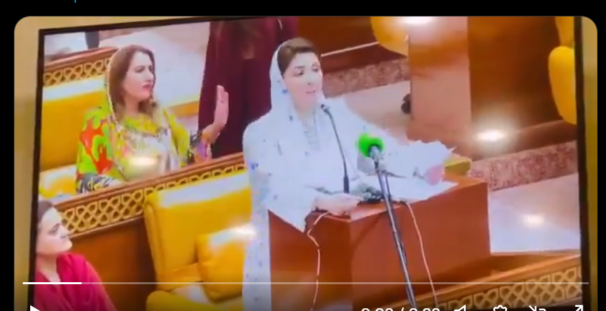 مریم نواز کی تقریر کے دوران  حنا پرویز بٹ اور عظمیٰ کاردار  کے مابین کرسی کی جنگ