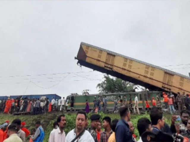 مغربی بنگال میں ٹرین حادثہ،15 افراد ہلاک اور درجنوں زخمی