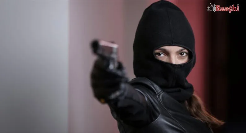 منڈی بہاؤالدین:لفٹ مانگنے والی خاتون ڈاکو نکلی، گن پوائنٹ پر موٹرسائیکل سوار کو لوٹ لیا