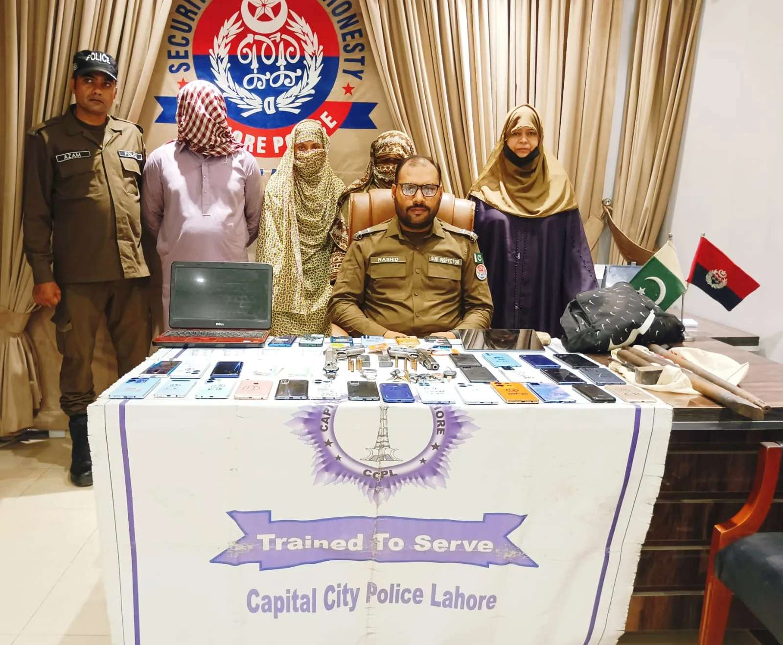 خواتین سمیت واردات کی نیت سے بیٹھے  3 ڈاکو گرفتار