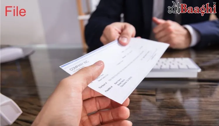 منڈی بہاؤالدین:وزیراعلی کی ہدایت پربے روزگار اور محنت مزدوری سے قاصر شخص کوامدادی چیک دیاگیا