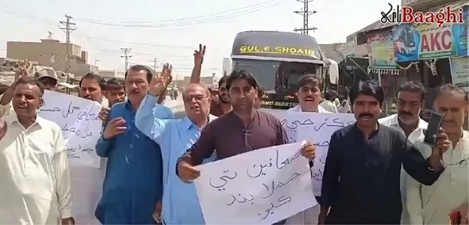 میہڑ:صحافیوں کے قتل عام، ڈرانے دھمکانے کے خلاف بھٹائی پریس کلب کی جانب سے انڈس ہائی وے پراحتجاجی دھرنا