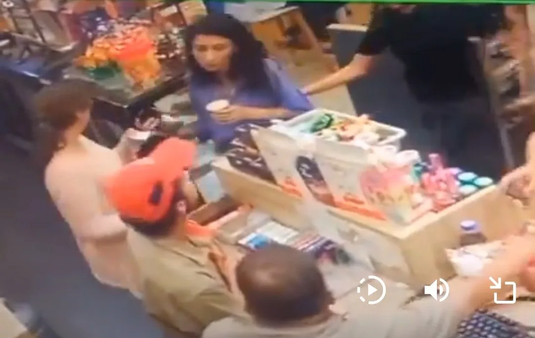 مبینہ نازیبا اشارے،3 لڑکیوں کا سیلز مین پر تشدد، ویڈیو وائرل،صارفین بھڑک اٹھے