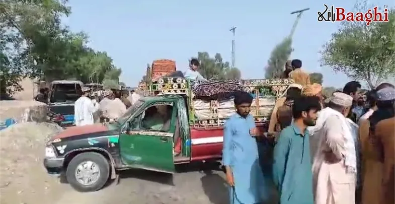 تنگوانی:دوہرےقتل کی ایف آئی آر درج نہ کرنے پر پولیس کے خلاف لاشیں رکھ کر انڈس ہائی وے پر دھرنا