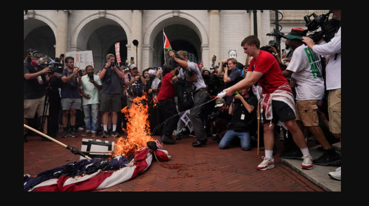 اسرائیلی وزیراعظم کی امریکی صدر ونائب صدر سے ملاقات،احتجاج میں امریکی پرچم نذرآتش