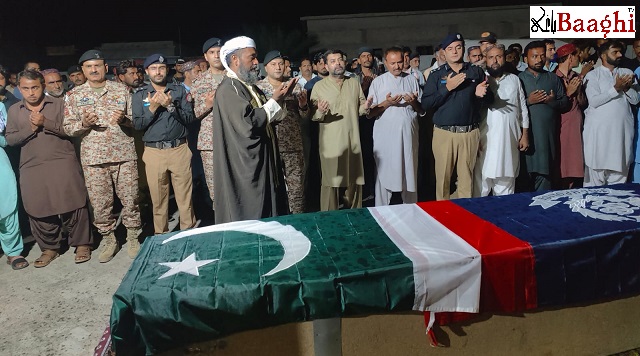 تنگوانی:شہید پولیس اہلکار محمود لاشاری نمازجنازہ کے بعدسرکاری اعزاز کے ساتھ سپرد خاک