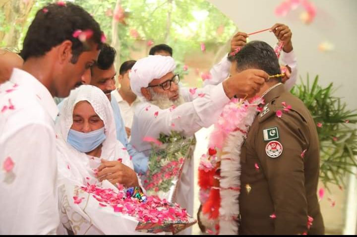 روز پولیس مقابلے،کریمنلز چن چن کر قتل،شہریوں کا ڈی پی او کو پھولوں کے ہات