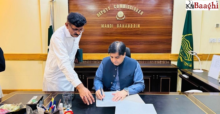 منڈی بہاؤالدین:ڈپٹی کمشنر  کا  تبادلہ،افسران و ملازمین نےشاہد عمران مارتھ کو الوداع کیا