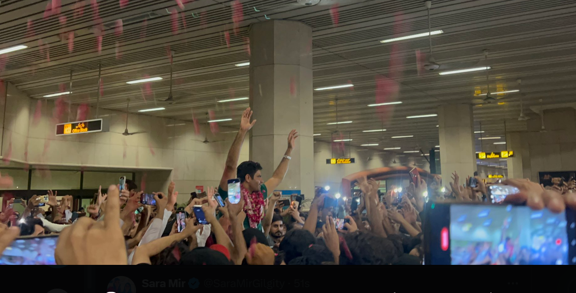 گولڈ میڈل جیت کر پاکستان کے قومی ہیر و ارشد ندیم لاہور پہنچ گئے،شاندار استقبال