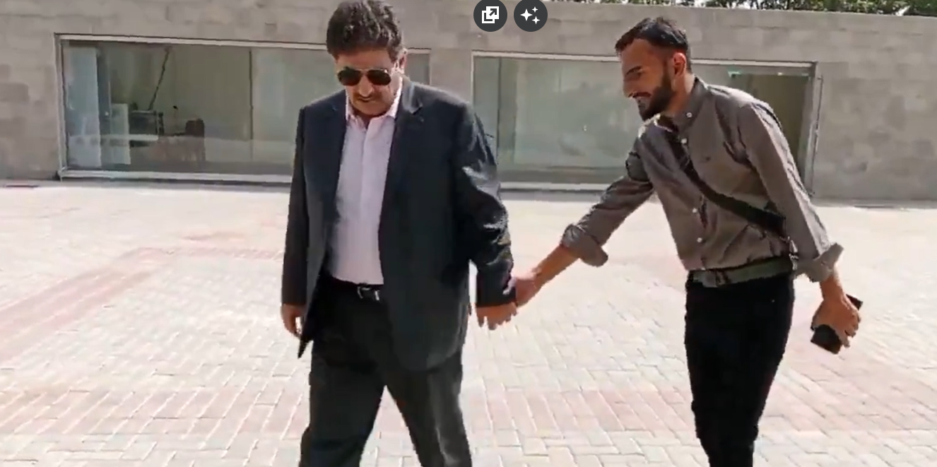 بائیں ہاتھ سے جونیئر صحافی کو سلام کا جواب،  ویڈیو وائرل،تنقید،حامدمیر کی وضاحت