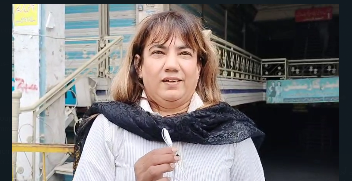 برطانوی پلٹ خاتون اپنی جدی زمینوں پر قبضے کیخلاف سراپا احتجاج