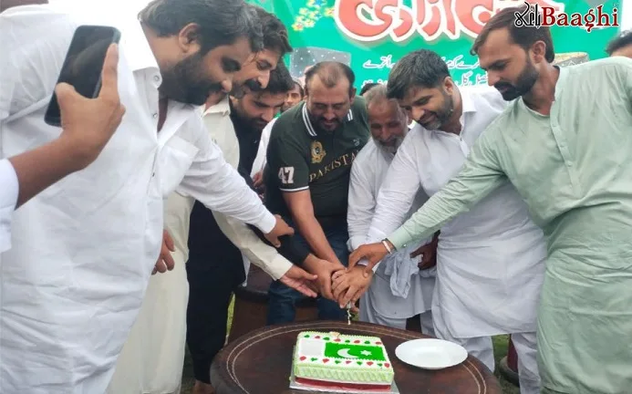 اوچ شریف: پیپلز پارٹی نے یوم آزادی کی تقریب منعقد کی اور کیک کاٹا