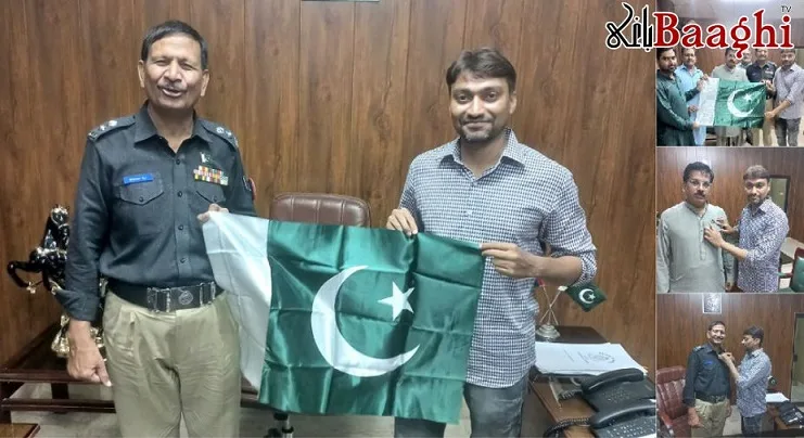 ٹھٹھہ: قومی پرچم بنانے والے ماسٹر الطاف حسین کی فیملی کی جانب سے اہم تحفہ