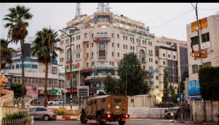 اسرائیلی فوج کا الجزیرہ ٹی وی کے دفتر پر دھاوا، 45 روز کیلئے بندکرنےکا حکم