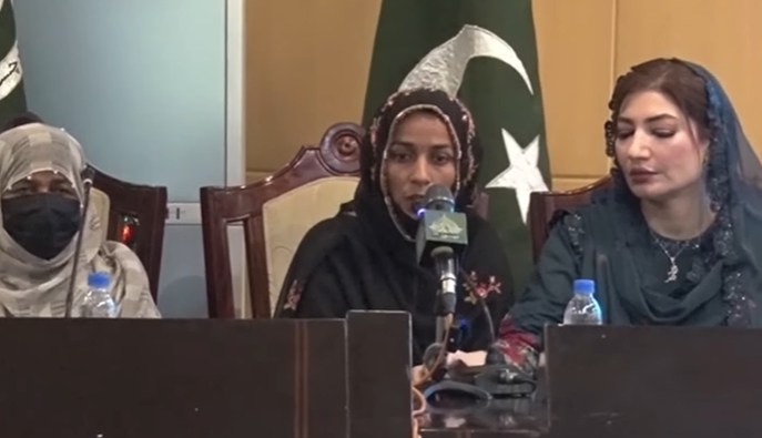 تربت سے گرفتار خاتون خودکش بمبار عدیلہ بلوچ میڈیا کے سامنے رو پڑی