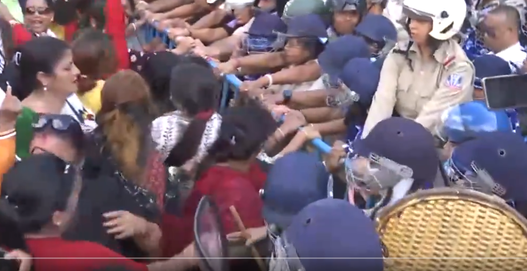 دوران احتجاج خاتون کو چھیڑنے والے ملزم کو پولیس نے "پاگل” کہہ کر چھوڑ دیا