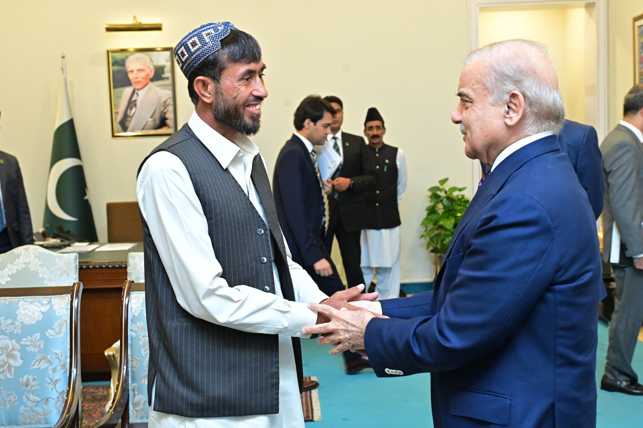 سیلابی ریلے میں پھنسے لوگوں کو نکالنے والے ڈرائیور کی وزیراعظم سے ملاقات