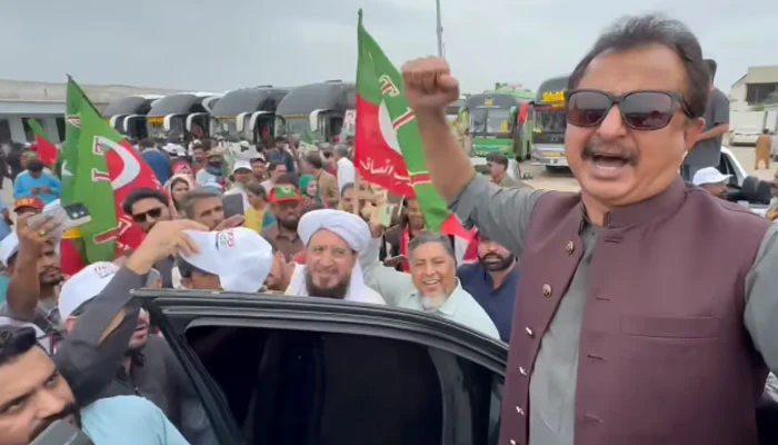 کراچی سےجانے والے پی ٹی آئی کارواں  کا سکھرمیں دھرنا