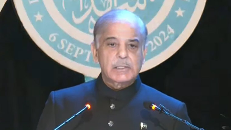 خواتین کو مردوں کے شانہ بشانہ  اپنا کردار ادا کرنا چاہیے۔ وزیراعظم