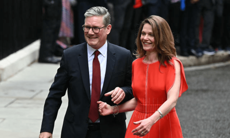 اہلیہ کو تحفے میں ملے کپڑے ڈکلیئر نہ کرنے پر برطانوی وزیراعظم کے خلاف تحقیقات