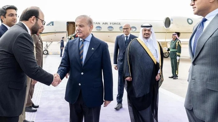وزیراعظم اسلامی سربراہ کانفرنس میں شرکت کیلئے سعودی عرب روانہ