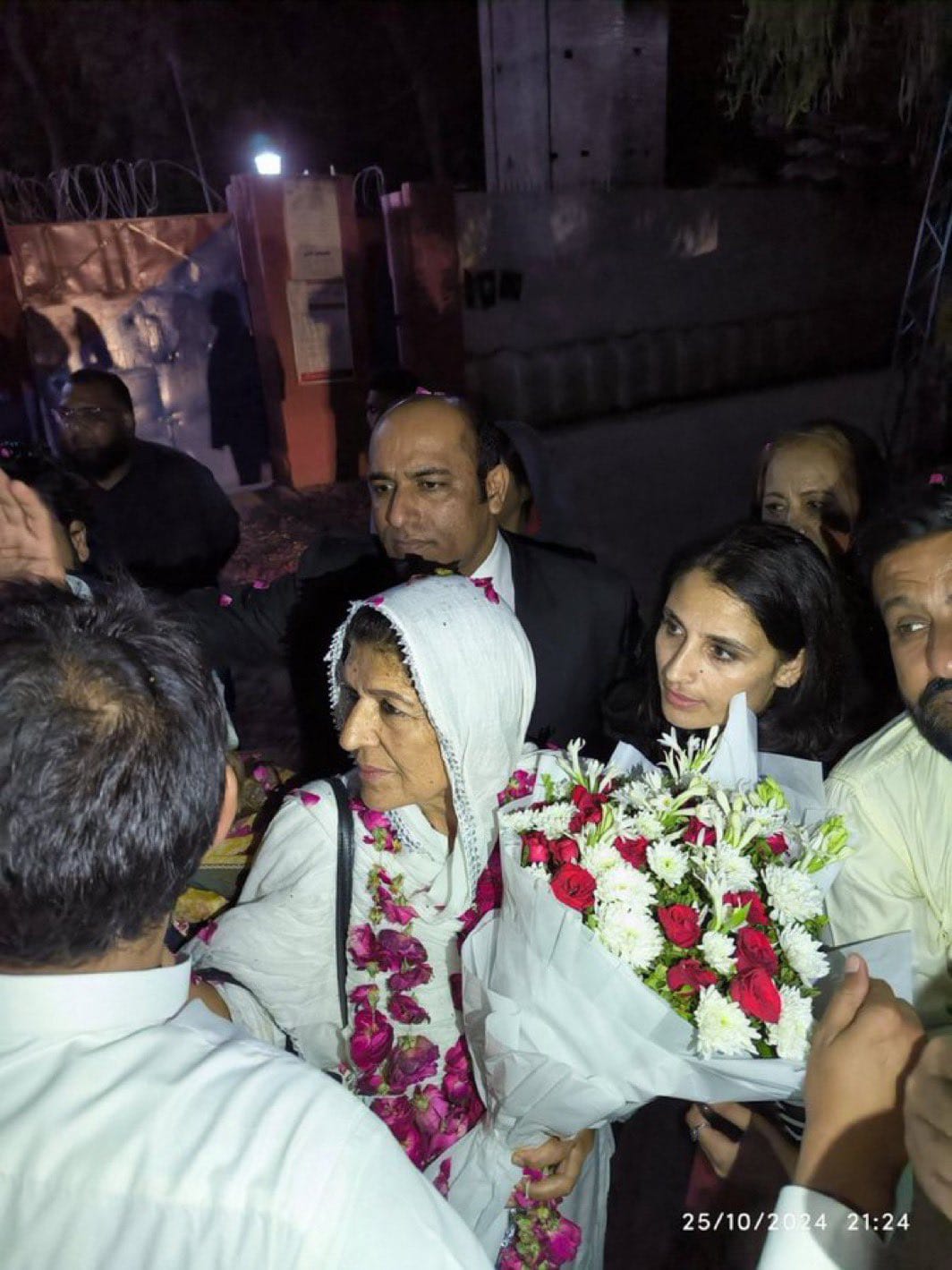 علیمہ خان اور عظمیٰ خان کی رہائی: پی ٹی آئی کارکنوں کا جیل کے باہر شاندار استقبال