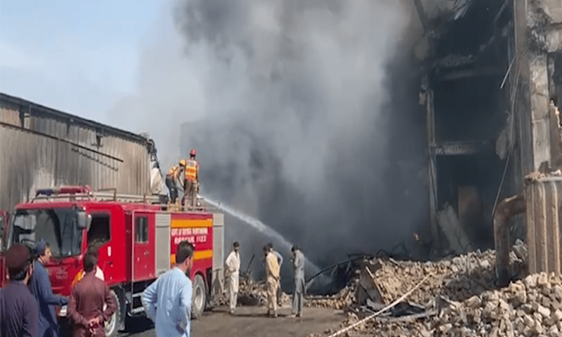 پشاور:  ٹشو پیپرز اور ڈائپرز کے کارخانے میں لگی آگ پر 24 گھنٹے بعد قابو پالیا گیا