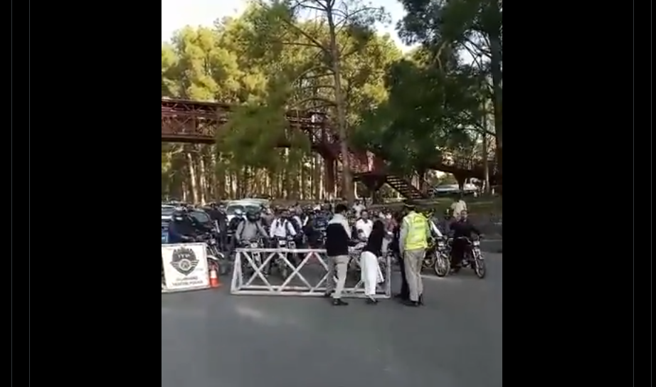 انسانی حقوق کی علمبردار ایمان مزاری نے پولیس اہلکار کو تھپڑ مار دیا