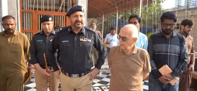 ایڈیشنل آئی جی کراچی جاوید عالم اوڈھو کا  دیوالی کے موقع پر سوامی نارائن مندر کا دورہ