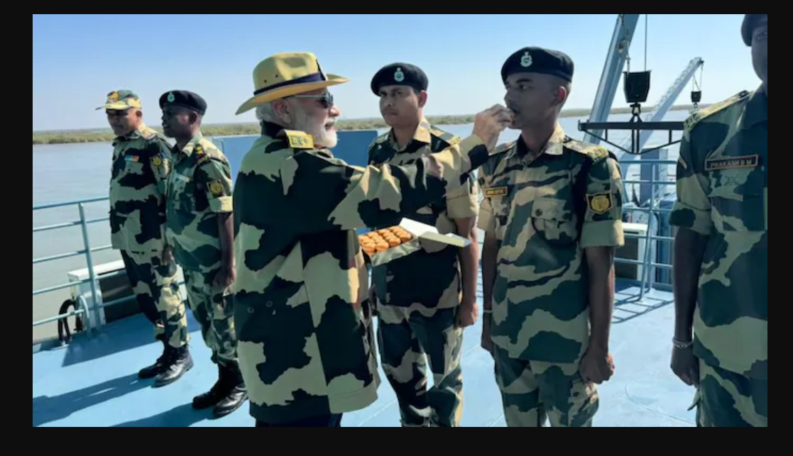 مودی نے بھارتی فوج کی وردی پہن کر فوجی جوانوں کے ہمراہ منائی دیوالی