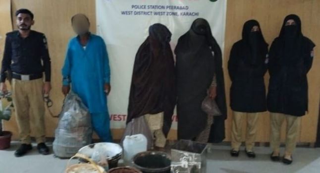 کراچی پولیس کا  منی گٹکا فیکٹری پر کامیاب چھاپہ، خاتون سمیت تین افراد گرفتار