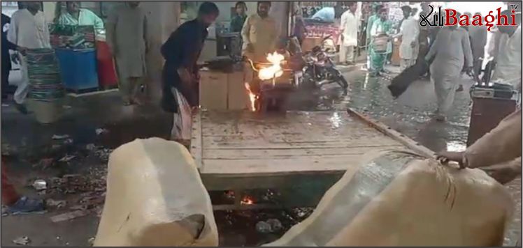 اوچ شریف :موبائل مارکیٹ میں شارٹ سرکٹ سے موٹر سائیکل رکشہ کو آگ لگ گئی