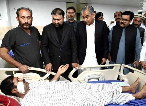 وفاقی وزیر داخلہ اور وزیراعلیٰ بلوچستان کا کوئٹہ دھماکے کے زخمی افراد کی عیادت