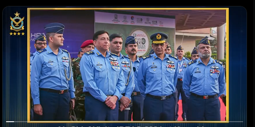 پاک فضائیہ کے سربراہ کا بین الاقوامی دفاعی نمائش کا دورہ