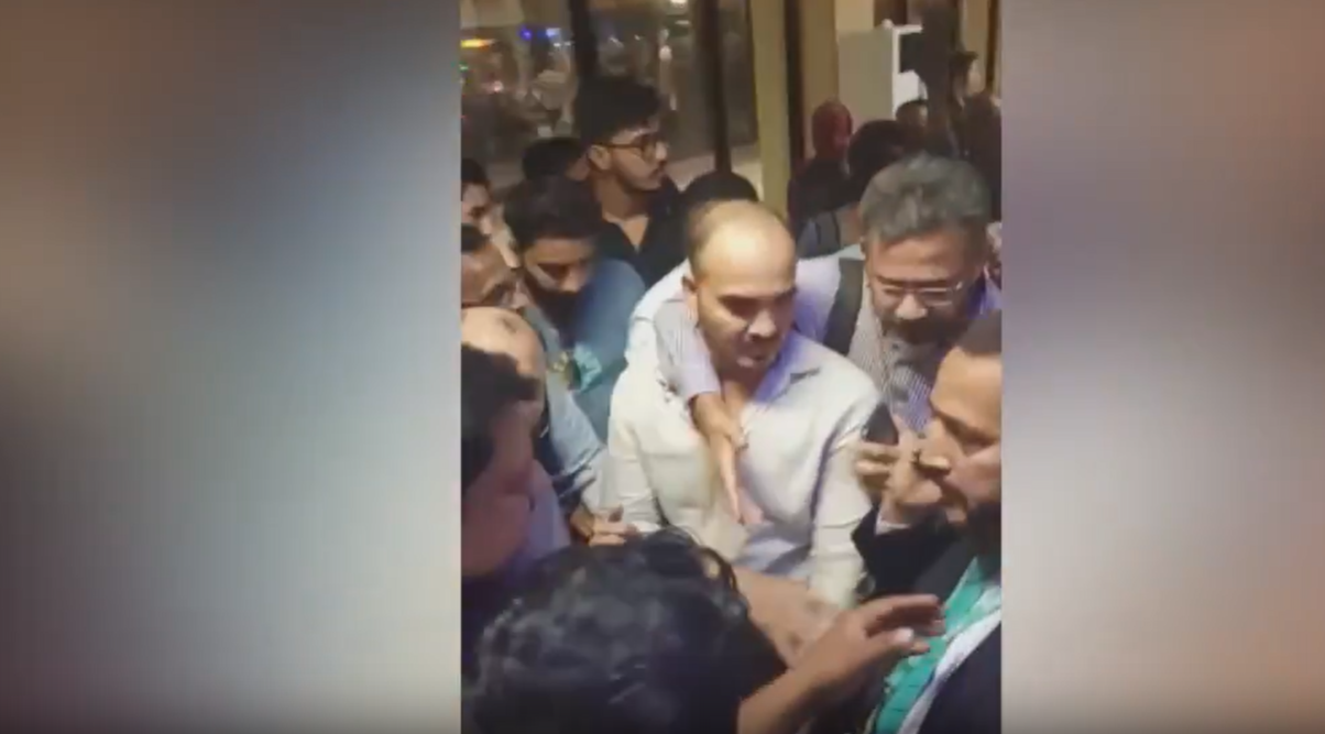 کراچی سے لاہور آنیوالی پرواز میں فنی خرابی،مسافروں کا ایئر پورٹ پر احتجاج