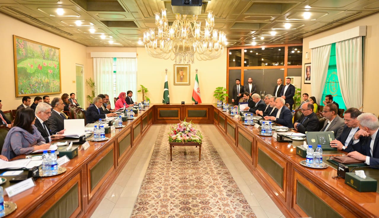 ایرانی وزیر خارجہ کی نائب وزیراعظم اسحاق ڈار سے ملاقات