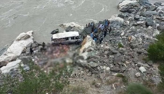 استور:  باراتیوں کی بس دریا میں جاگری، 18 افراد جاں بحق