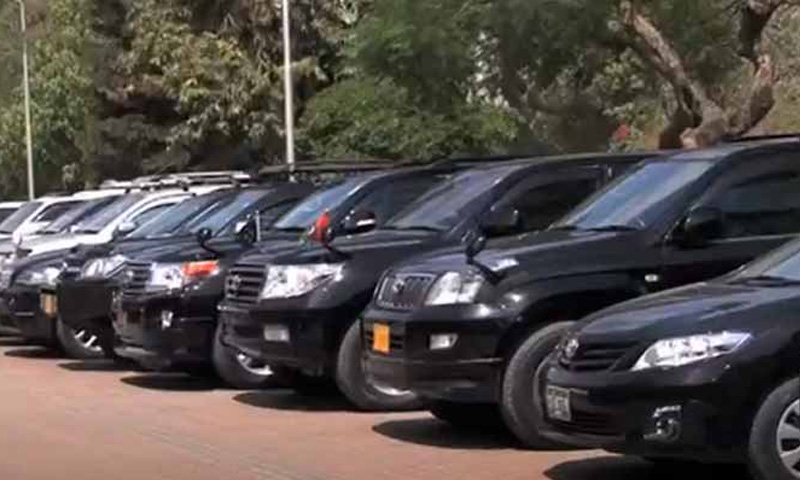 خیبرپختونخوا: سابق آفیسرز 70 سے زائد قیمتی سرکاری گاڑیاں اپنے ساتھ لے گئے،