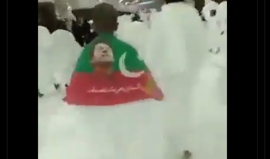 پی ٹی آئی کارکنان کی جہالت،واقعی”فتنہ”،سعودی عرب میں جاہلانہ حرکتیں