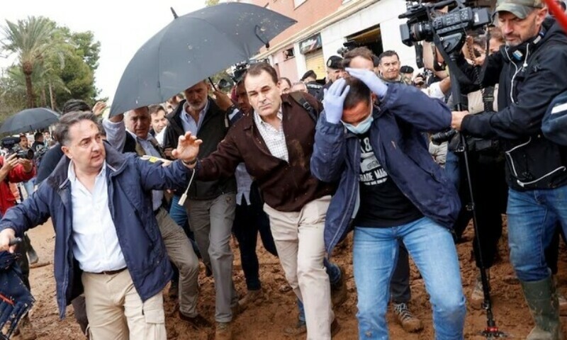 ہسپانوی بادشاہ ملکہ اور وزیراعظم کا” کیچڑ "سے استقبال