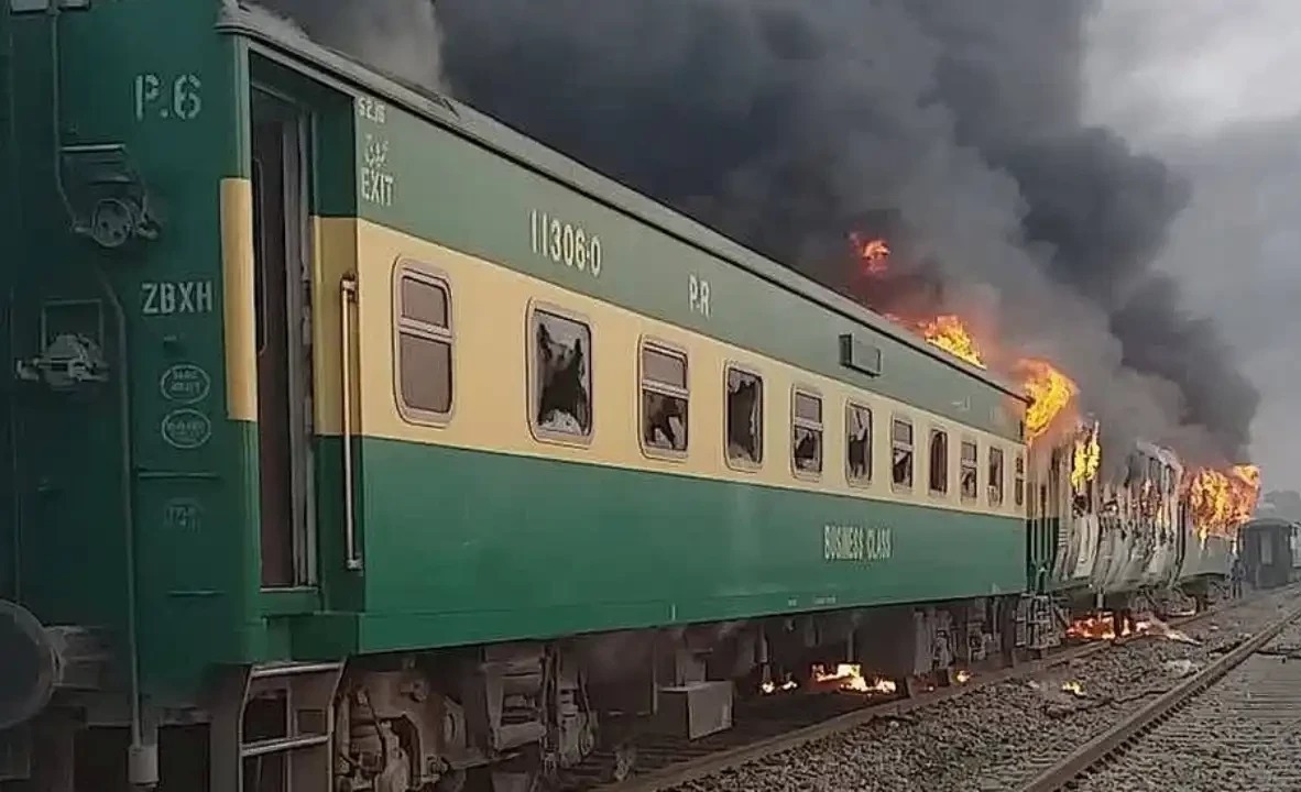 تیز گام ایکسپریس کی بوگی میں آگ بھڑک اٹھی، لاکھوں کا سامان جل کر راکھ