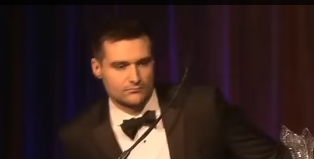 نیویارک ینگ ریپبلکن کلب گالا میں دوران خطاب ٹرمپ کے مشیر گرپڑے