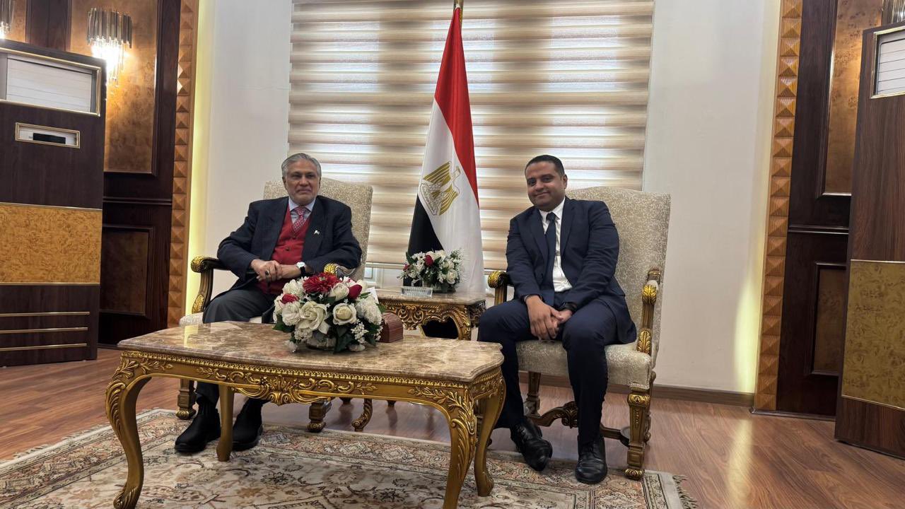 اسحاق ڈار ڈی ایٹ سمٹ میں شرکت کے لئے مصر پہنچ گئے