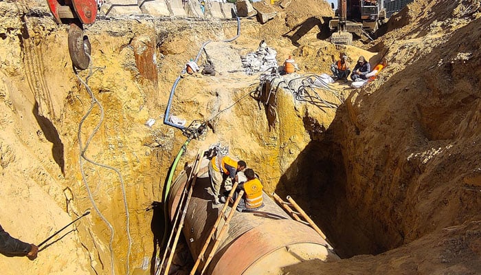 کراچی میں پانی کا ایک بار پھر بحران کا خدشہ، 84 انچ قطرکی پانی کی سپلائی لائن دوبارہ ٹوٹ گئی